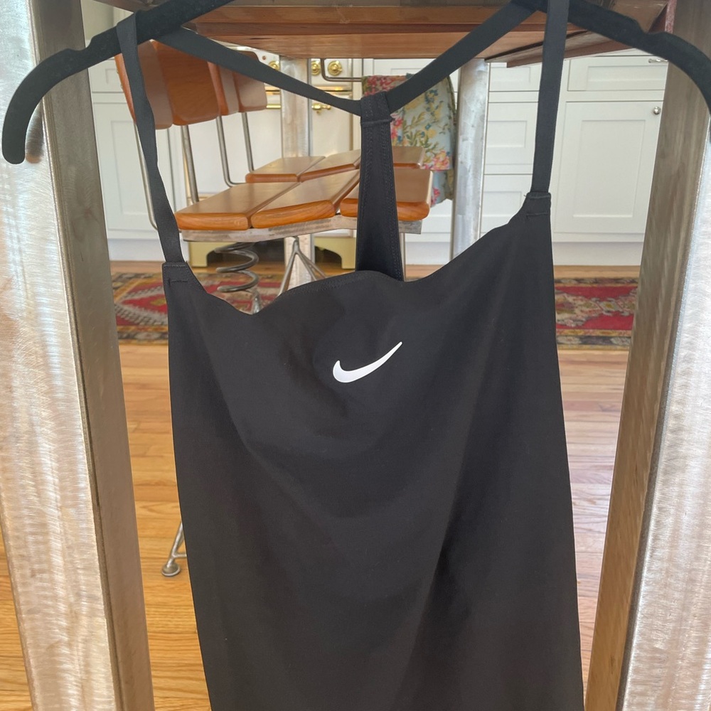 NWOT Nike workout/yoga top dri fit
